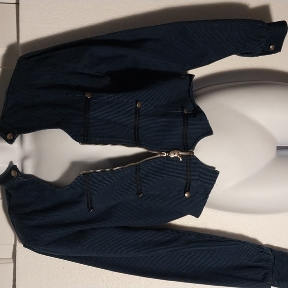 This is a Roper top.  The color is a dark blue it is a beautiful top excellent - Picture 4 of 6